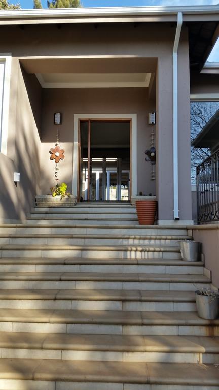 6 On Acacia Bed & Breakfast โจฮันเนสเบิร์ก ภายนอก รูปภาพ