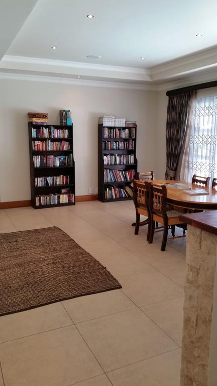 6 On Acacia Bed & Breakfast โจฮันเนสเบิร์ก ภายนอก รูปภาพ