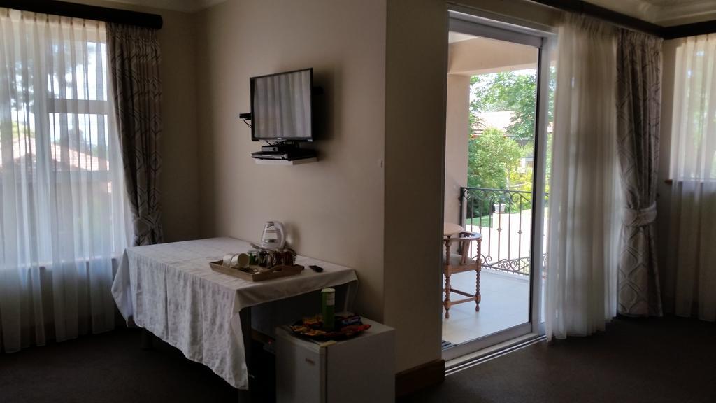 6 On Acacia Bed & Breakfast โจฮันเนสเบิร์ก ภายนอก รูปภาพ