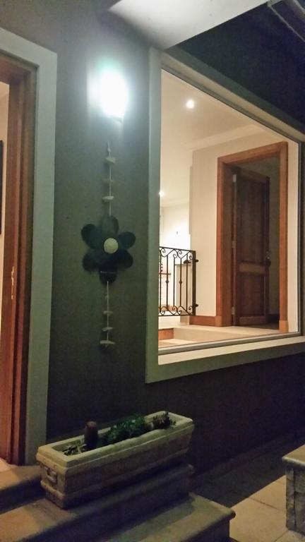 6 On Acacia Bed & Breakfast โจฮันเนสเบิร์ก ภายนอก รูปภาพ
