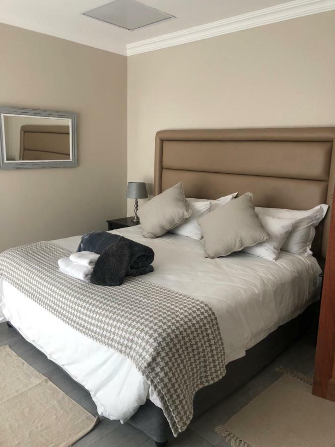 6 On Acacia Bed & Breakfast โจฮันเนสเบิร์ก ภายนอก รูปภาพ