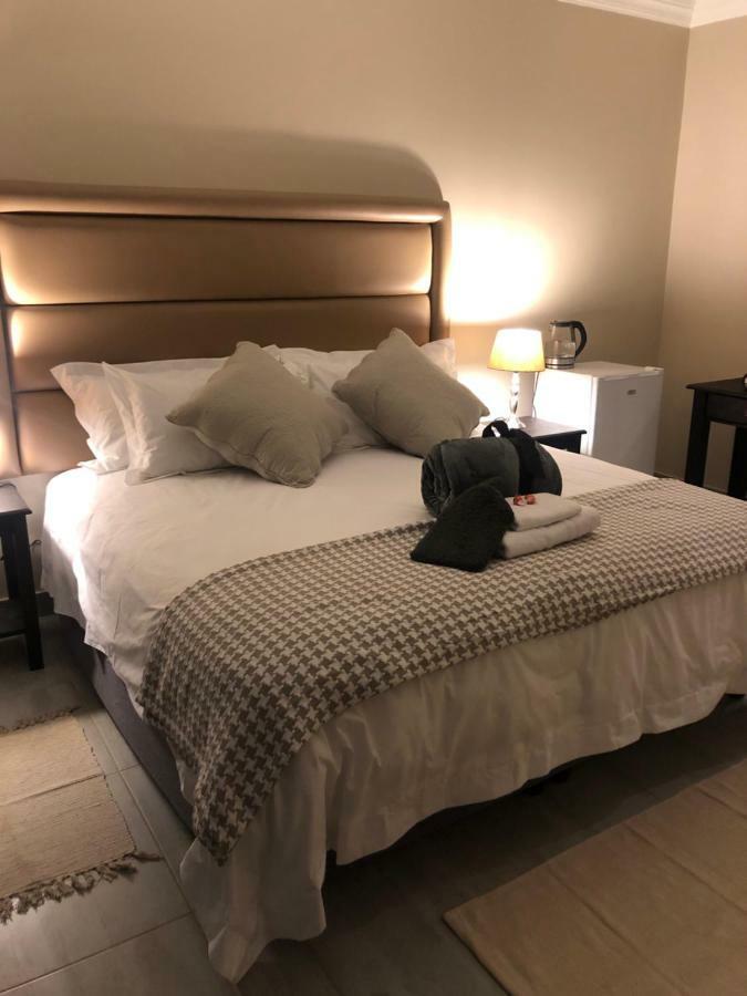 6 On Acacia Bed & Breakfast โจฮันเนสเบิร์ก ภายนอก รูปภาพ