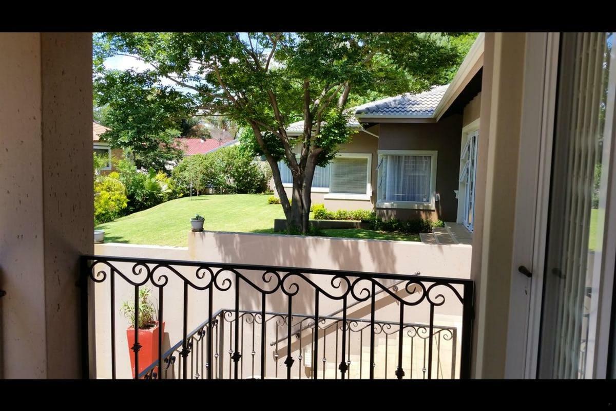 6 On Acacia Bed & Breakfast โจฮันเนสเบิร์ก ภายนอก รูปภาพ