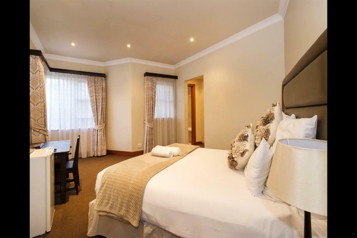 6 On Acacia Bed & Breakfast โจฮันเนสเบิร์ก ภายนอก รูปภาพ