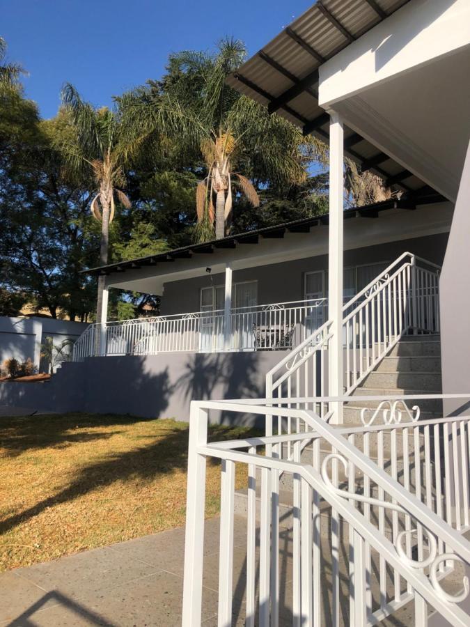 6 On Acacia Bed & Breakfast โจฮันเนสเบิร์ก ภายนอก รูปภาพ